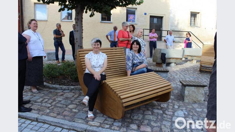 Die Leiterin des Tourist-Informationszentrums, Alexandra Beier (links), und stellvertretende Landrätin Birgit Höcherl machten schon mal eine Sitzprobe. Bild: pko