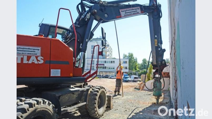 Vorsicht: Die Firma Kampfmittelbergung Zimmermann aus Jena untersucht das AOK-gelände zwischen Bahnhof- und Weigelstraße. Bild: Gabi Schönberger