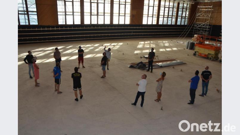 Die Sanierung der Dreifachturnhalle läuft auf vollen Tourehn. Die Vertreter der Vereine, die die Halle nutzen, haben natürlich gesteigertes Interesse, dass sie ihre Trainingseinheiten und Turniere bald wieder hier absolvieren können. Bild: dob