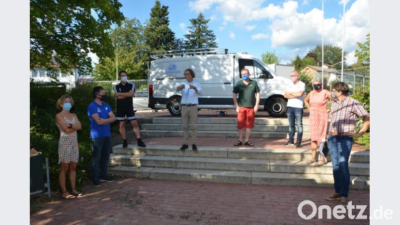 Mit Hochdruck laufen die Arbeiten der Sanierungsmaßnahme Dreifachturnhalle. Die Vertreter der Vereine, die die Halle nutzen, haben natürlich gesteigertes Interesse, dass sie ihre Trainingseinheiten und Turniere bald wieder hier absolvieren können. Architekt Manfred Schwemmer (Mitte) erklärt die Änderungen am Haupteingang. Bild: dob