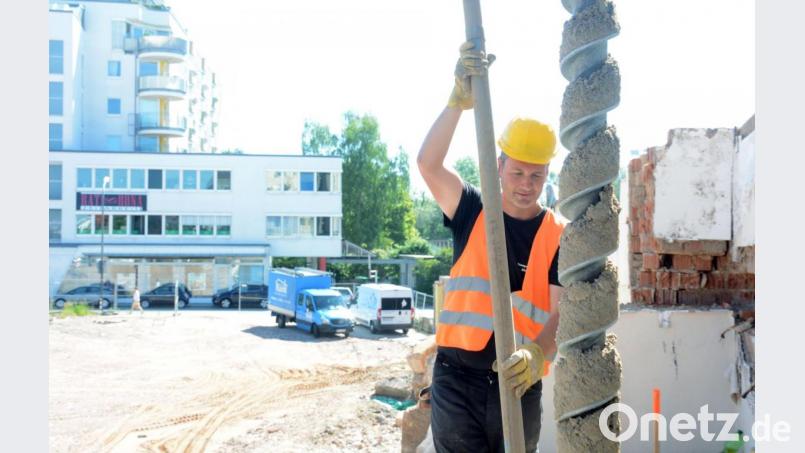 Bis in sechs Meter Tiefe dreht sich der Erdbohrer. So tief drangen die Fliegerbomben einst in den Mutterboden ein. Bild: Gabi Schönberger