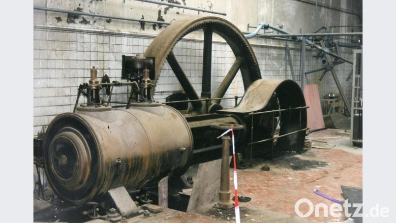 1907 wurde diese Rockstroh-Dampfmaschine gebaut. Sie stand zuletzt in der Porzellanfabrik Tirschenreuth und war zum Antrieb der Massemühle eingesetzt. Die Teile der Maschine lagern momentan in der Glasschleif und sollen wieder zusammengesetzt werden. Bild: Stadt Marktredwitz/exb