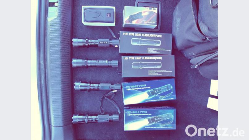 Diese als Taschenlampen getarnte Elektroschocker wollte ein Spanier nach Deutschland einschmuggeln. Bild: Polizeiinspektion Waidhaus/exb