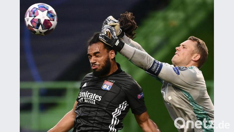 Manuel Neuer (rechts) musste einige Mal sein Können aufbieten. Hier klärt der Bayern-Keeper gegen Lyons Jason Denayer. Bild: Franck Fife/dpa