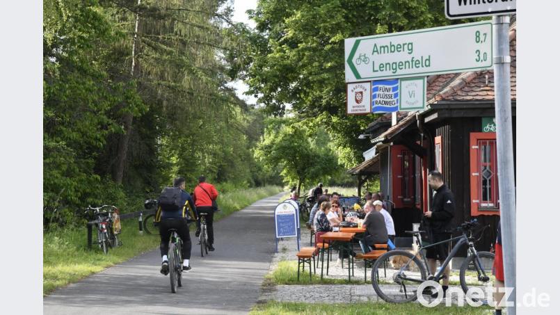Urlaub im ländlichen Raum liegt im Trend. Hier drehen Radler eine Runde
beim Radlbahnhof in der Nähe von Amberg. Bild: Petra Hartl