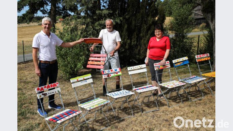 Acht kreativ bemalte Klappstühle konnte (von rechts) die stellvertretende AsF-Vorsitzende Brigitte Scharf gemeinsam mit Franz Bauer junior. an dritten Bürgermeister Reinhold Kastner überreichen. Bild: njn