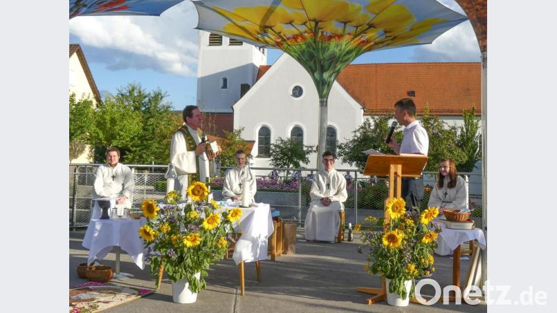 Mit einem besonders festlichen Gottesdienst auf dem Dorfplatz verabschiedet die Pfarrei St. Vitus Pfarrer Konrad Willi (Zweiter von links) nach neun Jahren Priesterdienst in Ursensollen. Bild: Anna Lehmeier/exb