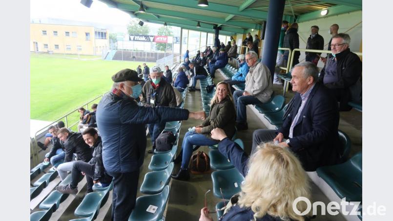 Außergewöhnliche Umstände erfordern außerordentliche Maßnahmen: Die Vereinsmitglieder gehen auf der Tribüne auf Abstand. Bild: Kunz