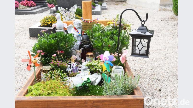 Das Grab von Baby Louisa auf dem Friedhof in Neustadt/WN. Hier soll bald weiß strahlender Fels an das kleine Mädchen erinnern. Bild: Gabi Schönberger