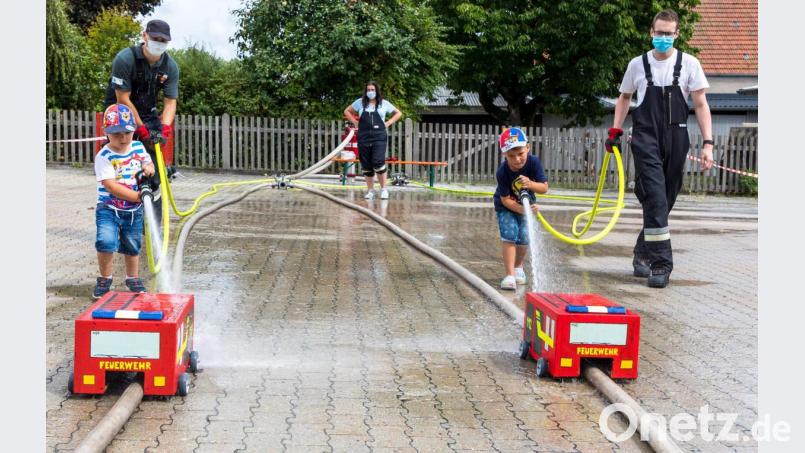 Spannung pur herrscht bei den Spritzenwettrennen, bei denen die hölzernen Feuerwehrautos mit einem Wasserstrahl aus einem B-Schlauch schnellstmöglich über die Ziellinie getrieben werden müssen. Bild: u