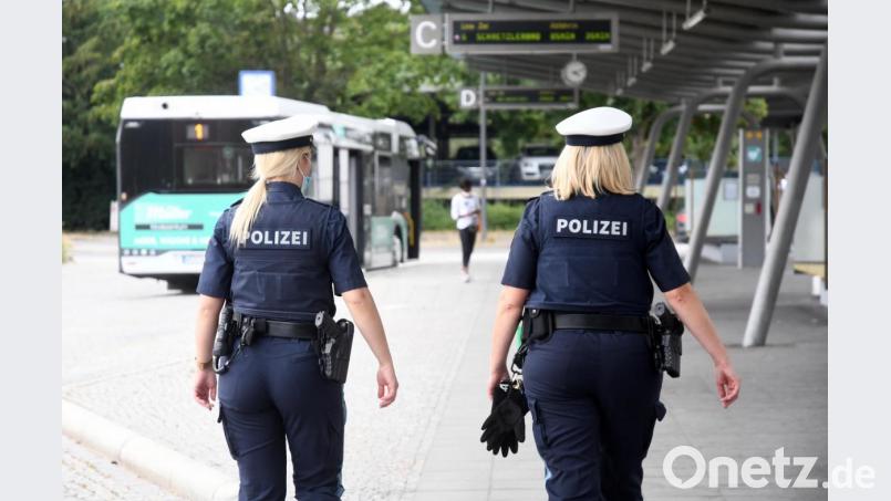 Kaum was zu tun: Bei den Kontrollen am Donnerstag stießen die Beamtinnen auf wenig Maskenmuffel. Bild: Gabi Schönberger