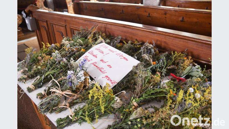 Am Donnerstagnachmittag liegen die Buschen bereits in der Kirche aus. Die werden an Mariä Himmelfahrt gesegnet und abgegeben. Bild: Gabi Schönberger