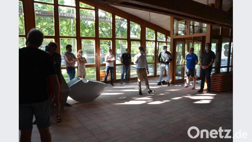 Mit Hochdruck laufen die Arbeiten der Sanierungsmaßnahme Dreifachturnhalle. Die Vertreter der Vereine, die die Halle nutzen, haben natürlich gesteigertes Interesse, dass sie ihre Trainingseinheiten und Turniere bald wieder hier absolvieren können. Bild: dob