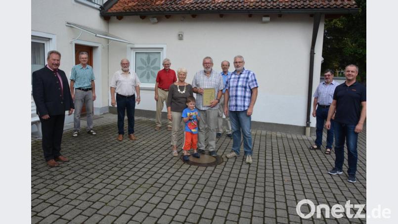 75. Geburtstag feierte am Samstag Ludwig Kraus (mit Urkunde). Der Männergesangverein 1865 Mitterteich ernannte ihn zum Ehrenvorsitzenden. Mit dem Jubilar feierten (Mitte) Ehefrau Renate, Sohn Robert und Enkel Lukas. Im Hintergrund (von links) die Gratulanten Zweiter Bürgermeister Johann Brandl sowie die Sänger Theo Meierhöfer, Dr. Hans Schaumberger, Eduard Bauer, Siegfried Rasp, Lothar Wührl und Vorsitzender Markus Schuller. Bild: jr