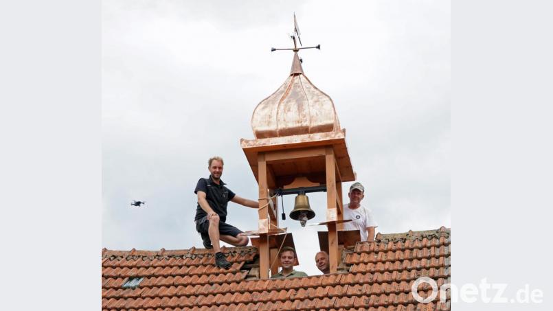 Die vier Kramer-Männer (von links) Michael, Christian, Ernst und Werner Müller bringen den Glockenturm samt Glocke des Heiligen Leonhard auf der Scheune an, wo früher einmal die Pfarrkirche der Pfarrei Bernrieth stand. Bild: fvo