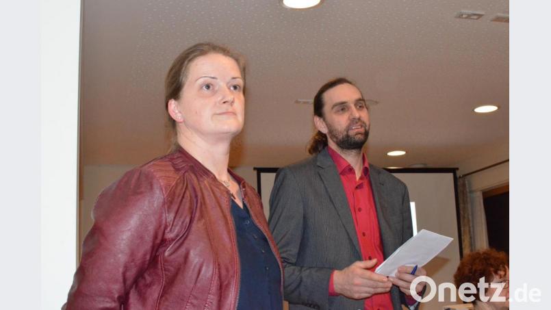 Listenführer Josef Schmidt und die Bezirksvorsitzende Tina Winkelmann bei der Vorstellung des Wahlprogramms der Grünen in Erbendorf. Bild: Benkhardt