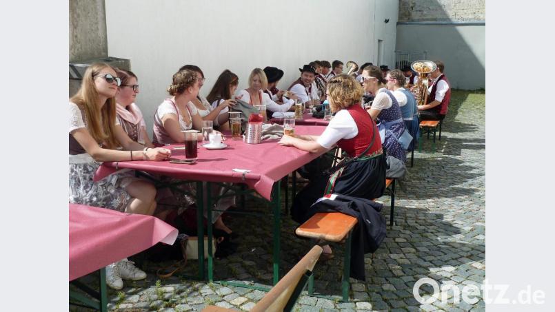 Nach dem Kirwa-Gottesdienst am Sonntag stärkten sich die Kirwapaare im Bayerischen Hof. Auch die musikalische Begleitung stellten Vereinsmitglieder sicher. Bild: mag
