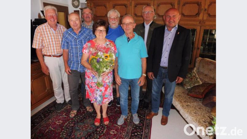 Mit seiner Frau freut sich Hermann Horst (Mitte) über die Glückwünsche von Zweitem Bürgermeister Georg Götz, Pfarrer Hans Peter Heindl, VdK-Vorsitzendem Manfred Ruppert, Georg Weiß (VdK) Peter Wlach (Siedlergemeinschaft) und Männergesangvereins-Vorsitzendem Günter Winter (von rechts). Bild: ibj