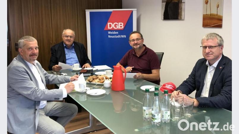 In gemeinsamer Sorge um die Gesundheitsvorsorge in der Nordoberpfalz (von links): DGB-Regionssekretär Peter Hofmann, Bezirkstagsvizepräsident Lothar Höher, DGB-Kreisvorsitzender Weiden/Neustadt Josef Bock und Verdi-Bezirksgeschäftsführer Alexander Gröbner. Bild: Heike Hofmann