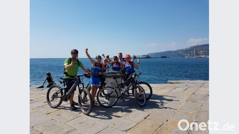 Bei der Ankunft in Triest: Peter Roidl, Sabine Eichinger, Marion Wegerer, Rosi Kielmann, Franz Fruth und Anita Obermeier (von links) haben es geschafft. 540 Kilometer über die Alpen liegen hinter ihnen. Bild: Obermeier/exb