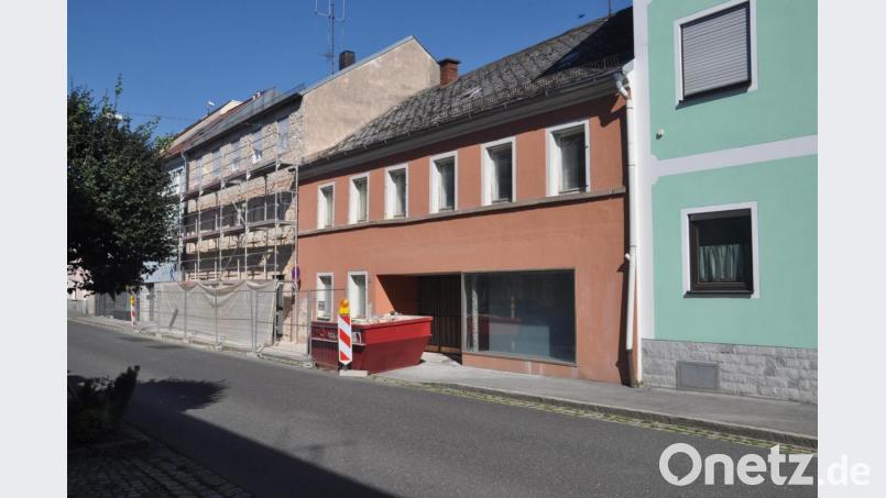 Das ehemalige Braunschläger-Haus (Mitte) in der Dammstraße gehört der Stadt und soll abgerissen werden. Der Neubau soll neben der BRK-Tagesbetreuung auch Platz für ein integriertes Familienzentrum bieten. Dazu müsste ein zweites Obergeschoss aufgebaut werden, dass dann auch eine bessere Verbindung zwischen den Gebäuden bringen würde. Der Container vor dem Haus gehört zur Baustelle nebenan. Als nächster Schritt muss nun das Konzept verfeinert werden. Bild: ws