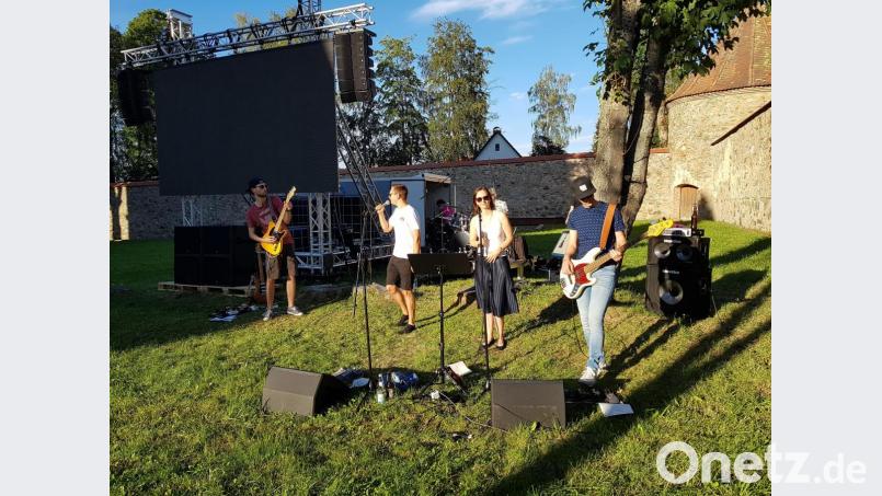 Die Vohenstraußer Band &quot;Granny Is Back&quot; groovt das Publikum des ersten Open-Air-Kinos am Samstag im Schlossgarten der Friedrichsburg mit Retro-Poprock ein. Bild: ck