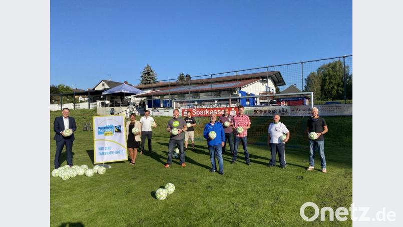 Die Freude über das Fair-Trade-Siegel will man im Landkreis Wunsiedel mit anderen teilen. Die Jugendabteilungen der Fußball-Vereine im Landkreis bekommen je einen fair gehandelten Fußball geschenkt. Bild: Landratsamt Wunsiedel/exb