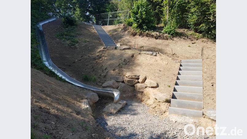 Die neu angelegte Treppenanlage aus Beton im Kurpark ist zu nah am Ende der langen und steilen Rutsche angelegt. Bürgermeister Armin Bulenda erklärte, dass dies verbessert werde. Bild: gi