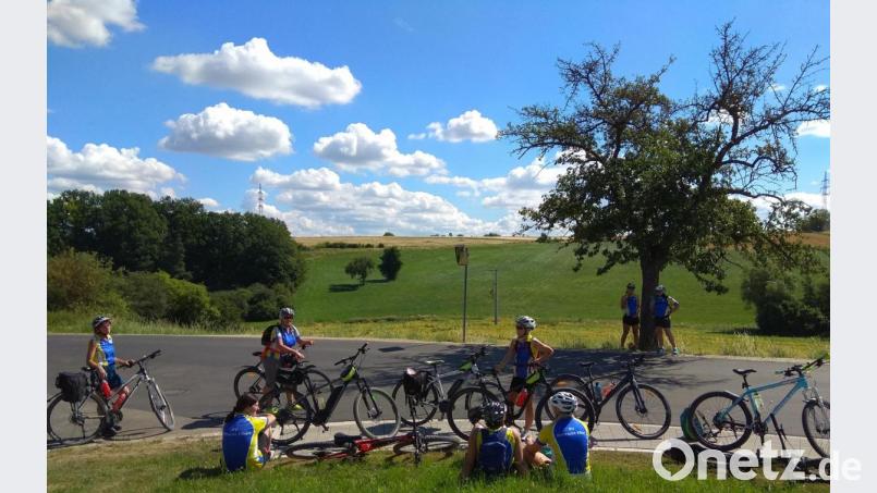 Die Radlerinnen genehmigen sich eine kurze Pause unterm Sommerhimmel. Bild: exb
