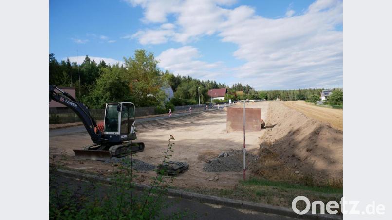 Die Waldsassener Baufirma Walter Leiß hat mit der Erschließung von sechs neuen Bauparzellen in der Muttonestraße begonnen.. Bild: hmr