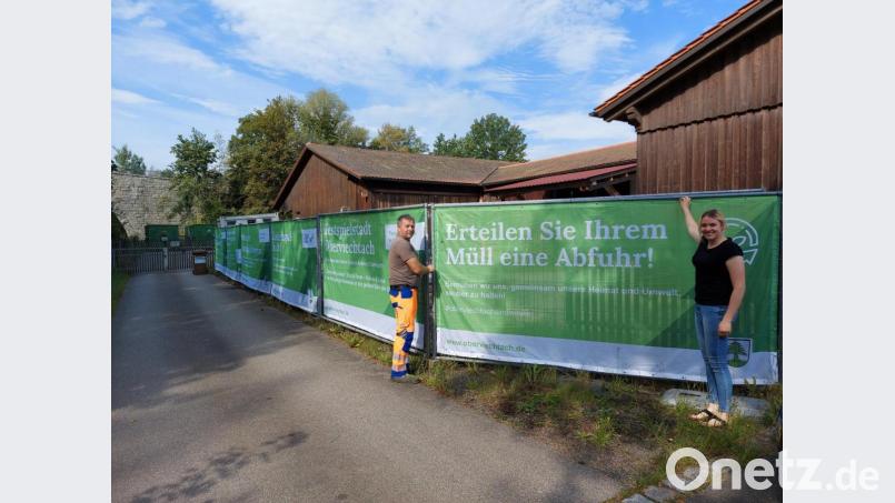 Hubert Hammerer (Bauhofleiter) und Selina Hummer (Stadtverwaltung) haben zusammen mit Bürgermeister Rudolf J. Teplitzky den Zaun um den Recyclinghof aufgehübscht. Bild: frd