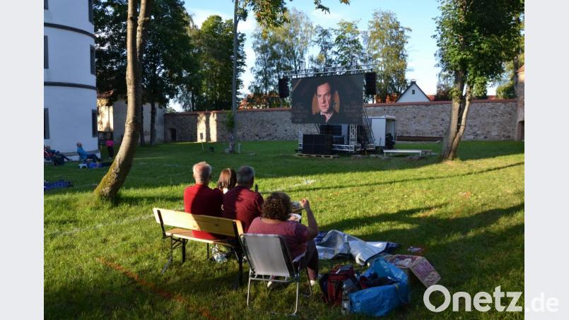 Viele Zuschauer genießen die Atmosphäre auf Decken, Bänken oder Klappstühlen. Bild: ck