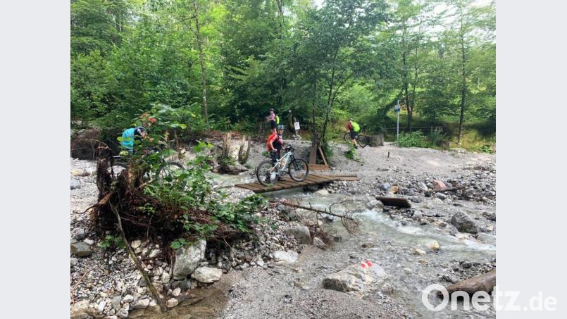 Auch mancher Fluss musste auf kleine Stegen überwunden werden. Bild: Obermeier/exb