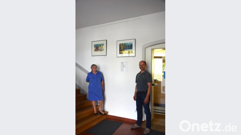 Künstlerin Margot Babl und Bürgermeister Hans Ram eröffnen die erste Bilderausstellung im Ensdorfer Rathaus. Bild: Eva Gröninger