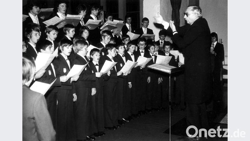 Das Foto zeigt Georg Ratzinger 1978 in Schirmitz, als er die Regensburger Domspatzen bei einem Adventskonzert vor über 600 Besuchern dirigierte. Nur zwei Jahre später trat der jüngst verstorbene Domkapellmeister mit dem Knabenchor auch in der Stadtpfarrkirche St. Marien in Sulzbach-Rosenberg auf – und hatte mit seiner Nervosität zu kämpfen. Archivbild: du