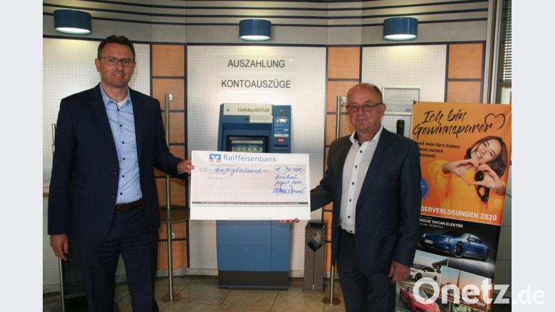Die beiden Vorstände Norbert Waldhauser und Michael Hirmer (von links) mit dem symbolischen Spendenscheck über einen Betrag von 30 000 Euro. Bild: wfw