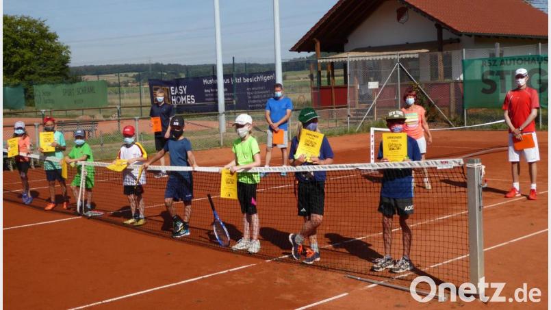 Die erste Gruppe der Tenniskids hat ihr Sommertraining absolviert und ihre Urkunden erhalten. Im Hintergrund die Trainer Forster, Ernstberger, Praller und Troglauer. Bild: fsb