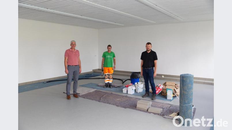Eigentlich fehlt im neuen Werkraum der Schule nur noch das Mobiliar. Auf dem Bild (von links) dritter Bürgermeister Reinhold Kastner, Bauhofmitarbeiter Wolfgang Schmidt und der Technische Angestellte der Stadt Markus Meyer. Bild: JOCHEN NEUMANN ERBENDORF