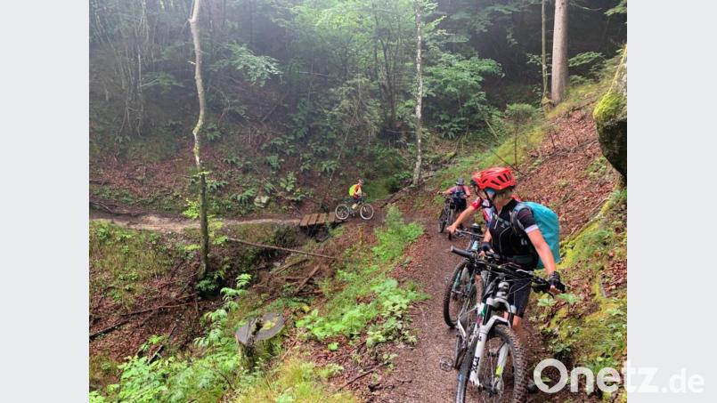 Von wegen Asphaltstraße: Die Mountainbiker mussten sich ihren Weg oft durchs Gelände suchen. Bild: Obermeier/exb