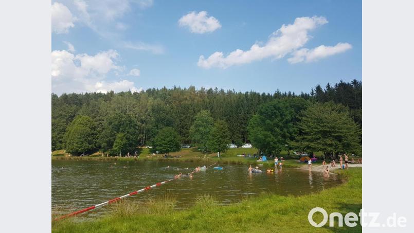 Der Badeweiher am Wald bei Tröbes wird bei diesem Wetter sehr gerne besucht. Die Pächter haben dazu ein Hygienekonzept erstellt. Bild: gi