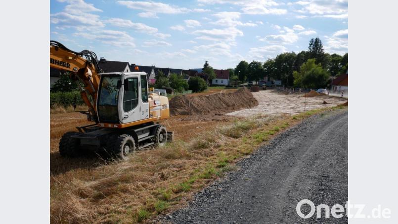 Die Waldsassener Tiefbaufirma Walter Leiß hat den Zuschlag für die Erstellung der Versorgungsleitungen in der Muttonestraße bekommen und hat mit den Arbeiten begonnen. Bild: hmr
