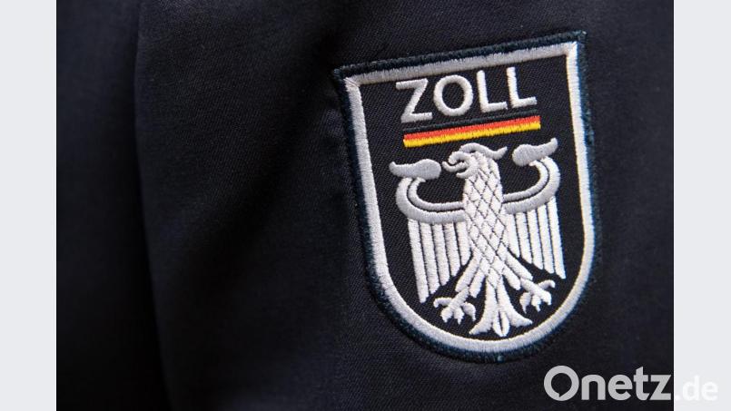 Die Zollbeamten in Waidhaus fischten aus dem Reiseverkehr einen rumänischen Sattelzug, der 19 Tonnen unversteuerten Tabak geladen hatte. Nun steht der Fahrer vor Gericht. Bild: dpa