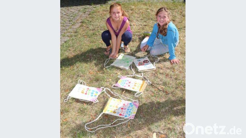 Johanna und Hannah zeigten stolz einige Taschenkreationen. Bild: rpp