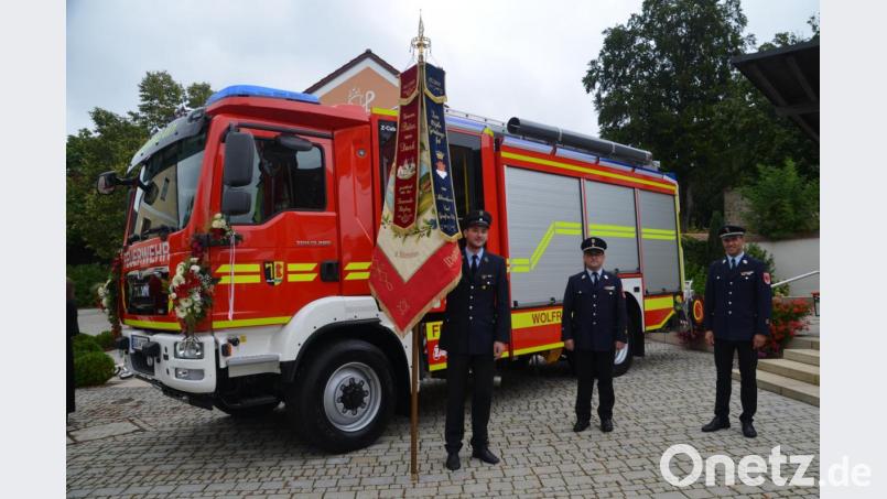Das neue Löschfahrzeug der Feuerwehr Wolfring erhielt bei einem Gottesdienst den kirchlichen Segen. Bild: Feuerwehr Wolfring/exb