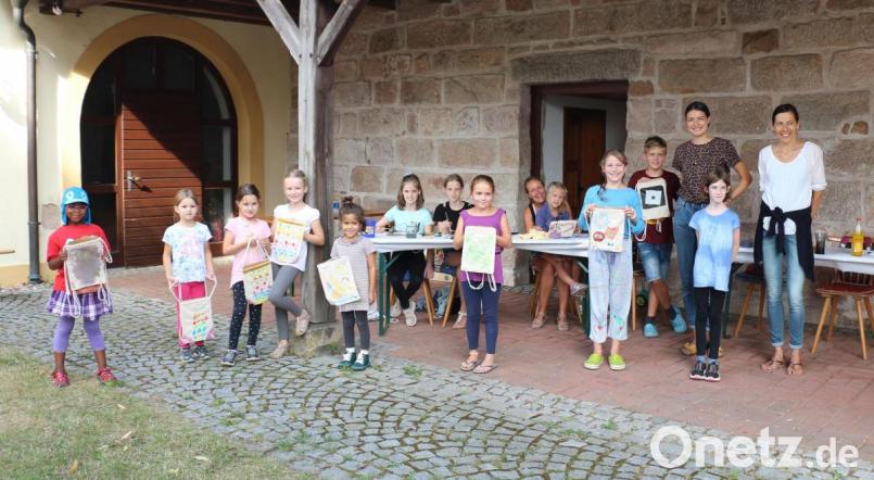 Am Schluss waren alle stolz auf ihr Werk. Sarah Meyer – zweite von rechts – hatte den schönen Nachmittag für die Kinder organisiert. Rechts im Bild Martina Schäffler, die den Kindern ebenfalls mit Rat und Tat zur Seite stand. Bild: rpp