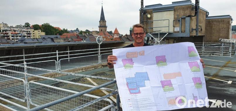 Die Vorbereitungen für den Abriss des Parkhauses im Winkel sind enorm, wie Projektleiter Alexander Rieß auf einem Plan zeigt. Denn das marode Gemäuer mitten im Zentrum grenzt an Wohnhäuser und muss akribisch abgestützt werden, um die Häuser, die stehen bleiben, zu schützen. Bild: Peggy Biczysko/fph
