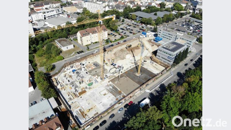 9000 Quadratmeter umfasst das Baufeld. Die Größe erschließt sich gut im Vergleich mit den Gebäuden von Oberpfalz-Medien rechts oben im Bild. Bild: Gustl Beer