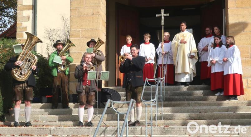 Auf den Stufen der St. Andreas Kirche postierten sich die Kirwamusikanten mit Pfarrer Thomas und den Ministranten und spielten die Bayernhymne. Bild: Hirsch
