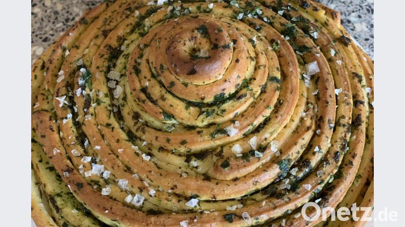 Mechtild List aus Ensdorf hat uns ihr Lieblingsrezept geschickt: ein Pesto-Zupfbrot. Bild: Mechthild List
