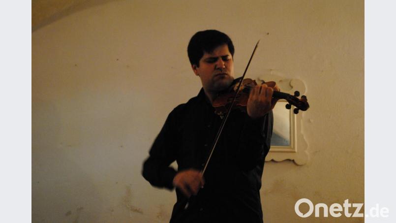 Der international angesehene Geigenvirtuose Mikhail Pochekin glänzte mit drei Soli von Ysaye, Albeniz und Paganini. Bild: gge